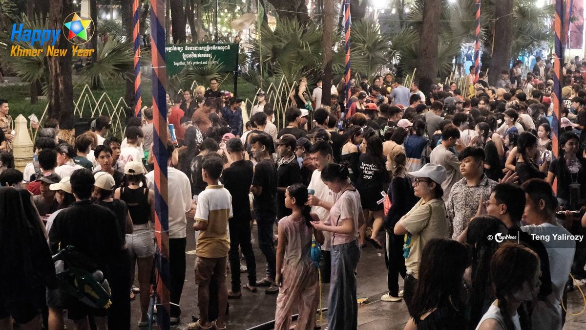 数千民众齐聚金边塔山寺共庆柬埔寨新年