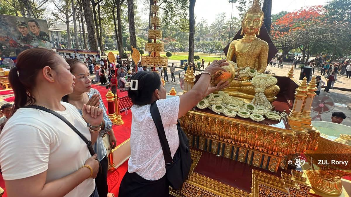 浴佛仪式标志新年最后一天:宽恕与祝福的象征