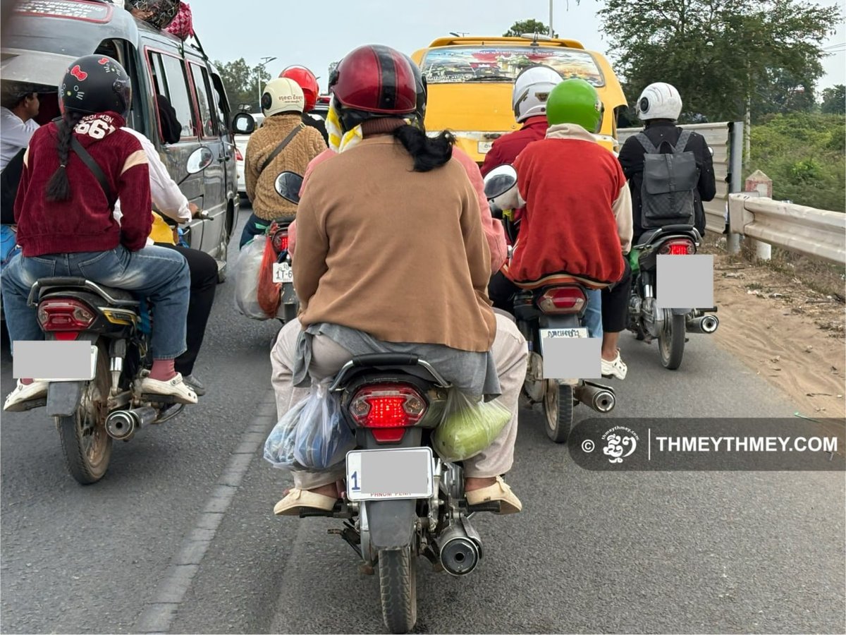 柬埔寨节后返程:民众携带家乡特产回归城市