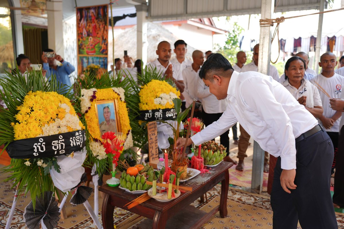 柬埔寨政府工作组赴楚克县吊唁已故塔肯乡乡长