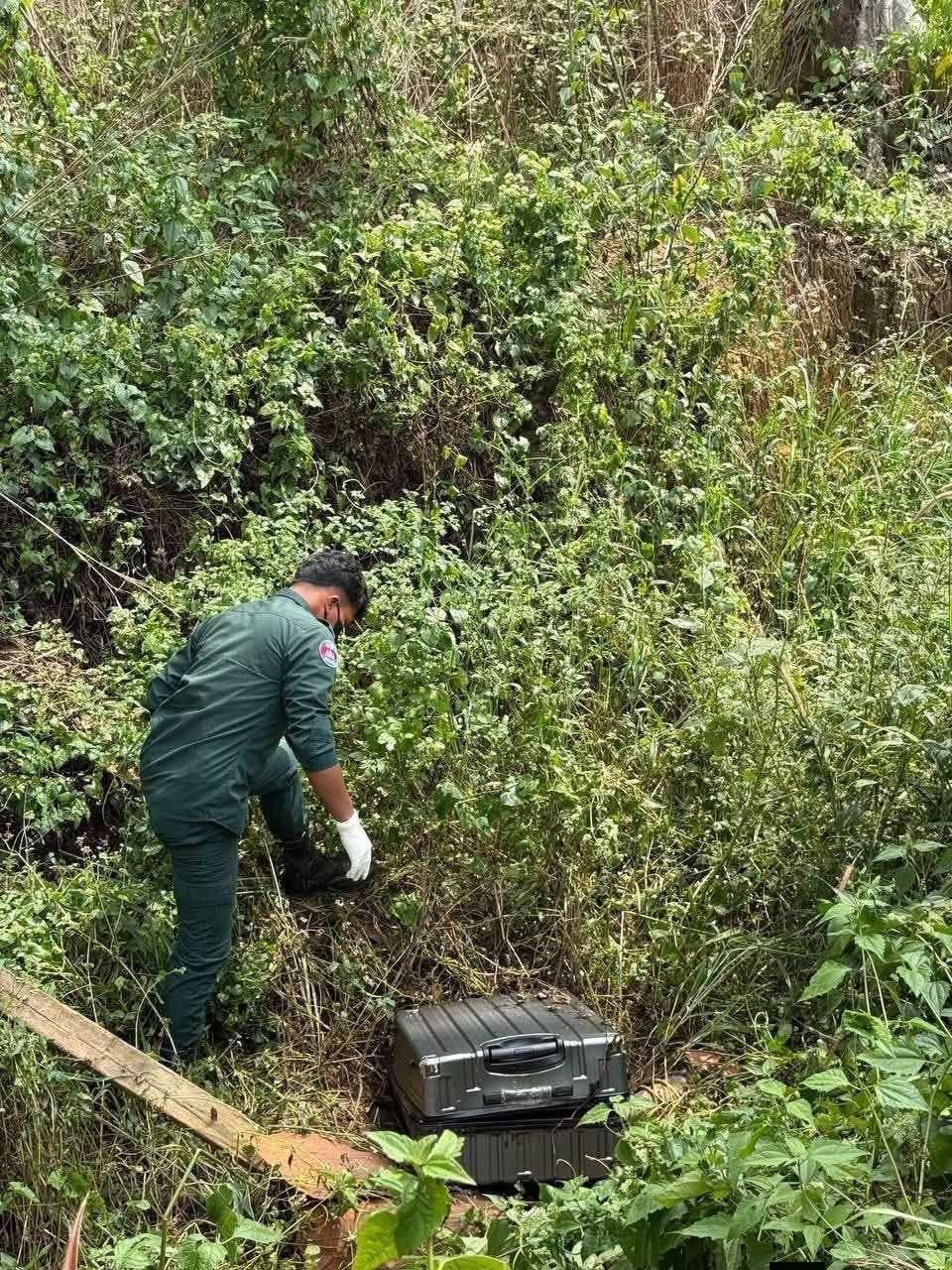 菩萨省维尔文县发现疑似装有尸体的行李箱