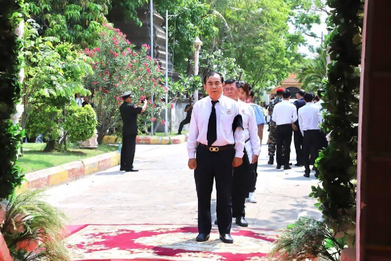 柬埔寨红十字会慰问殉职军人遗属 布拉索昆致哀