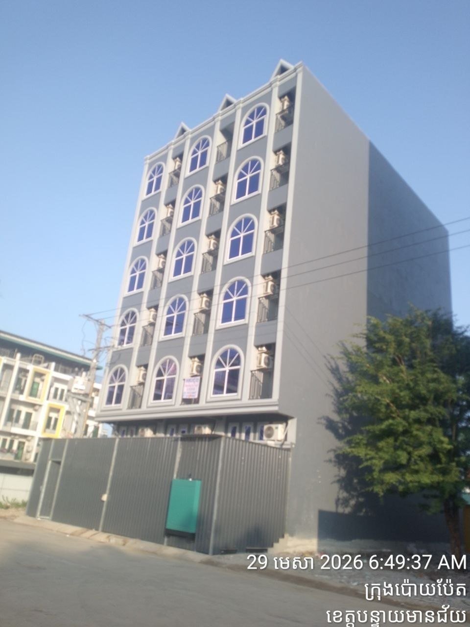 波贝一名中国公民跳楼逃避警方逮捕 现场已被封锁