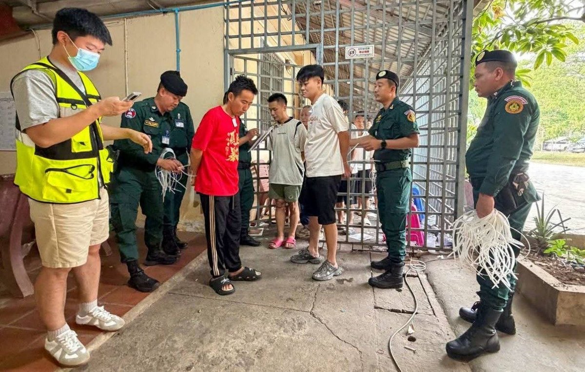 153名涉诈中国公民被遣返 暹粒机场搭乘专机