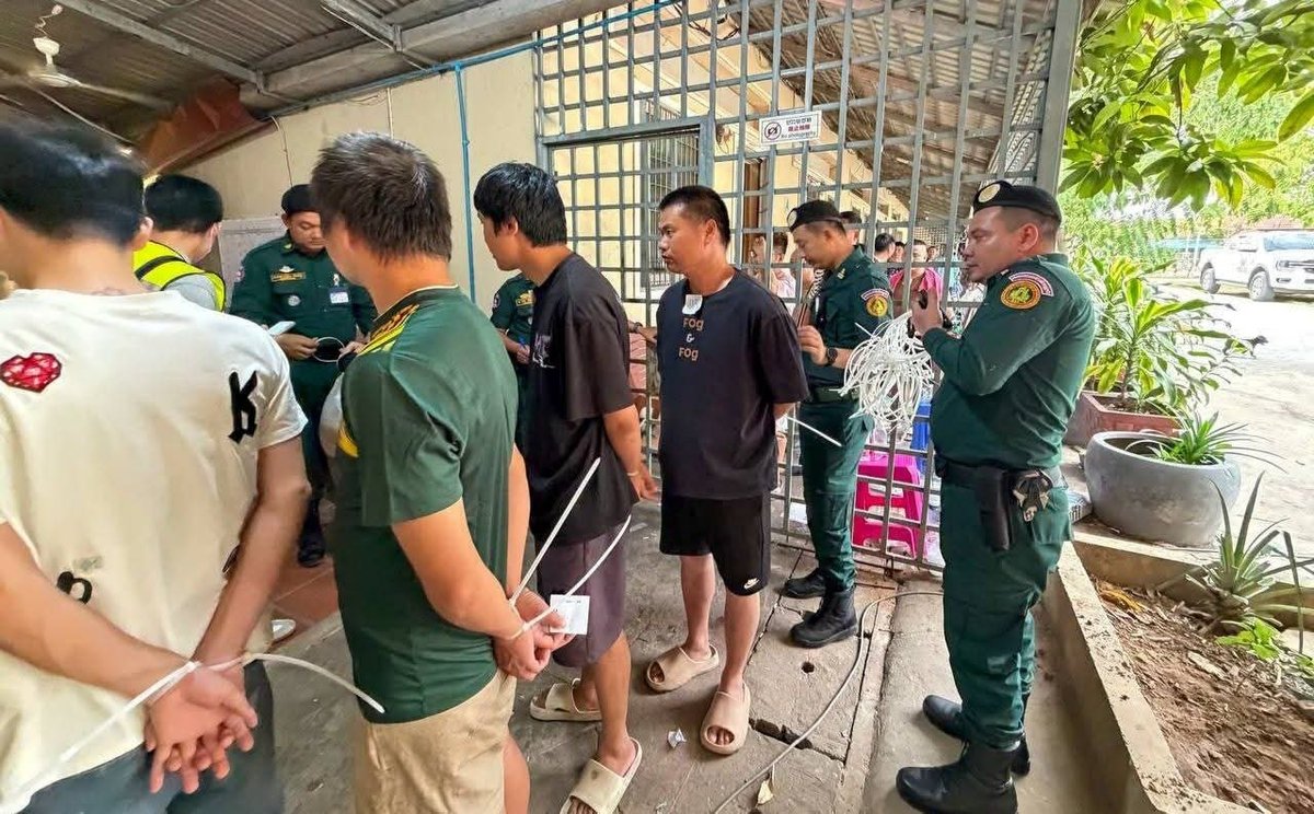 153名涉诈中国公民被遣返 暹粒机场搭乘专机