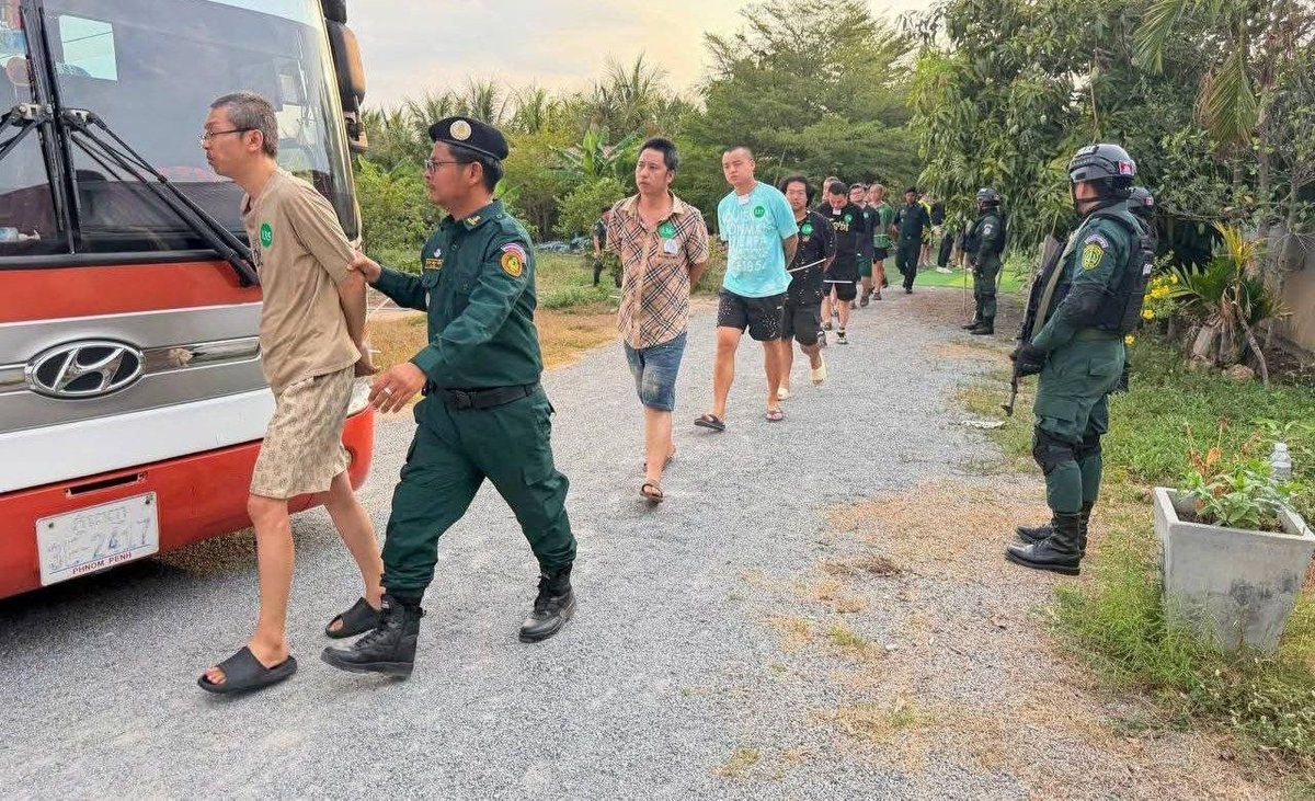 153名涉诈中国公民被遣返 暹粒机场搭乘专机