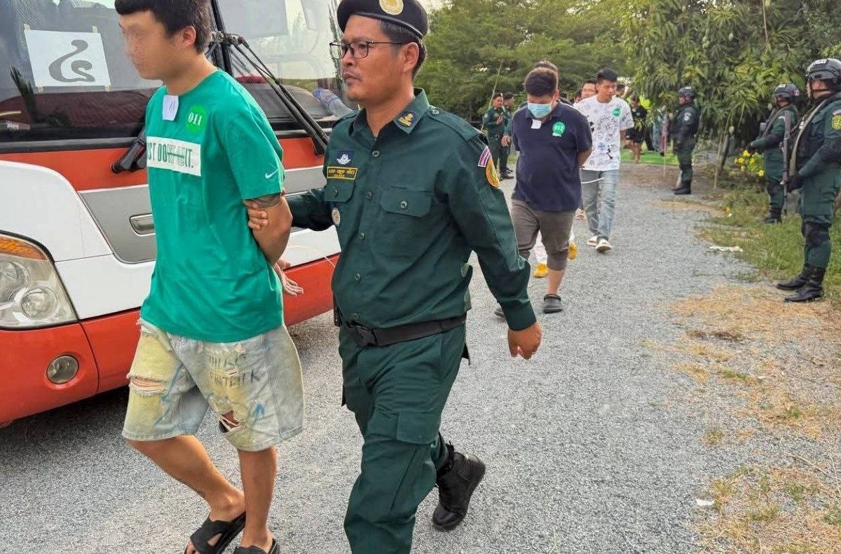153名涉诈中国公民被遣返 暹粒机场搭乘专机
