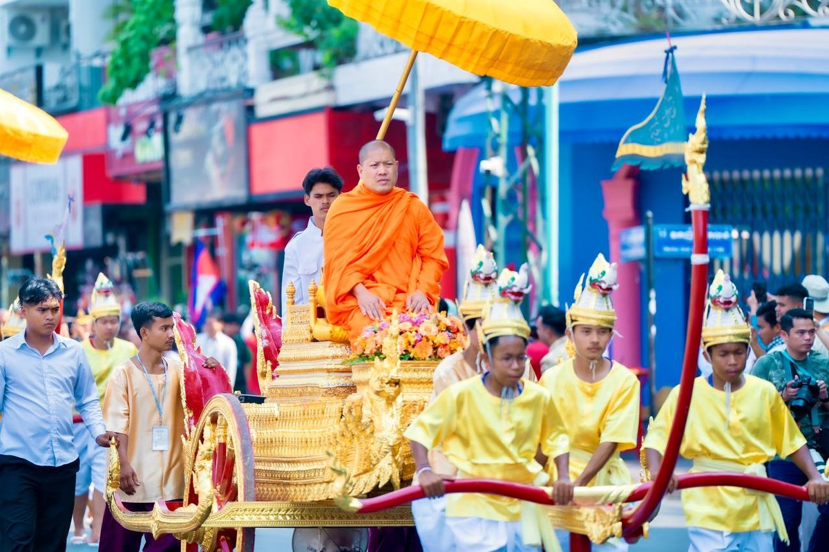 柬埔寨旅游部长出席金边佛像巡游与浴佛仪式