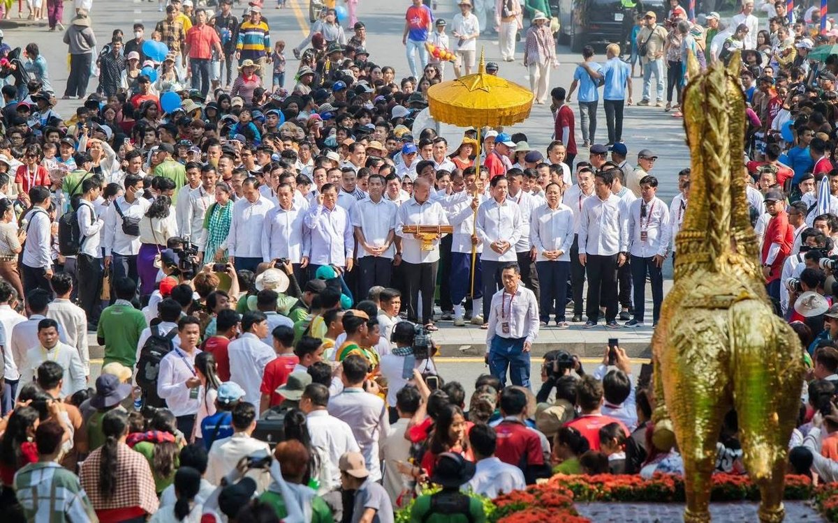 柬埔寨旅游部长出席诺哥宋干节浴佛仪式