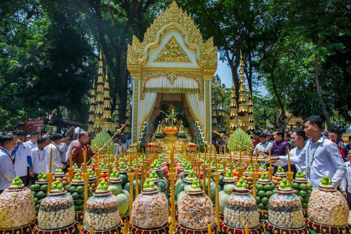 亨索部长出席塔山寺“诺哥宋干节”新年祈福仪式