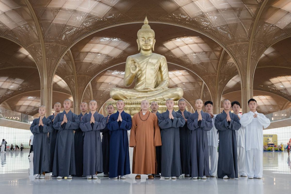 柬埔寨旅游部于4月27日迎接16位少林寺僧侣代表团