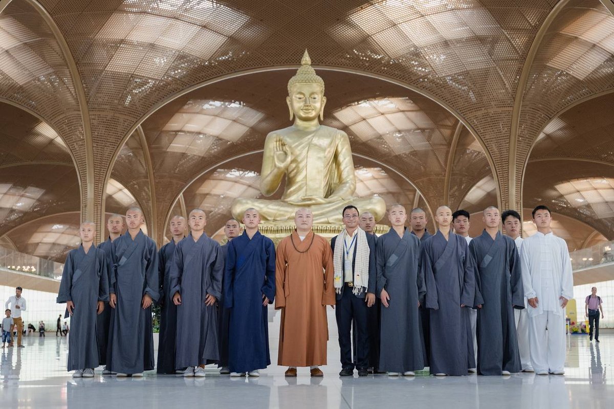 柬埔寨旅游部于4月27日迎接16位少林寺僧侣代表团