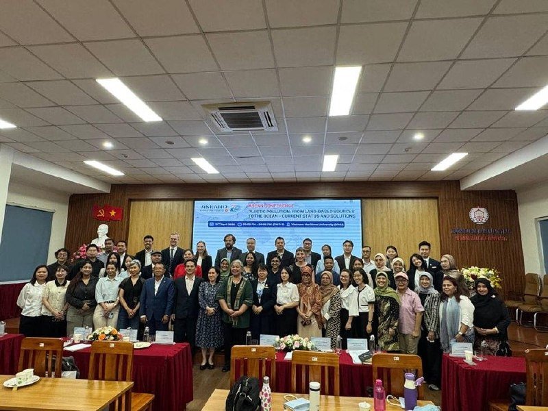 金边皇家大学参加东盟海洋塑料污染国际会议