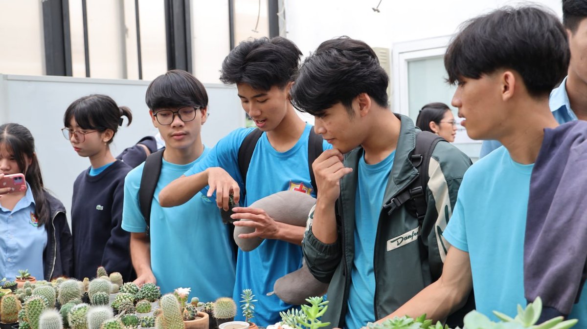 皇家金边大学工程学院联合大学企业合作中心,接待了来自柬埔寨卫理公会学校的师生参观