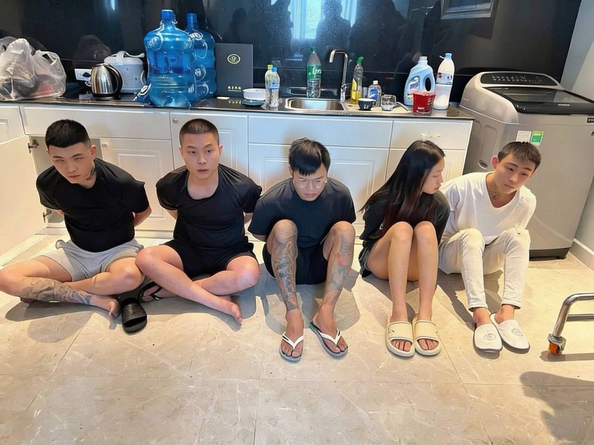 金边警方突袭法国大使馆对面酒店,抓获百余名涉诈外国人