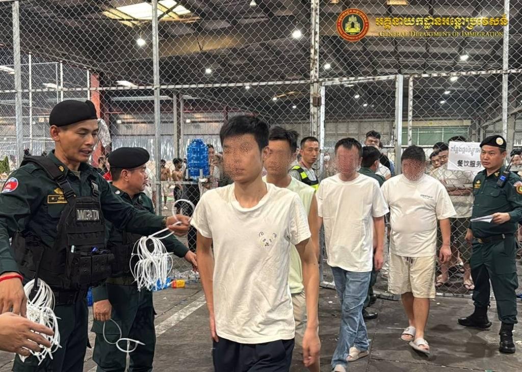 柬埔寨遣返329名涉电诈中国籍人员 包机离境