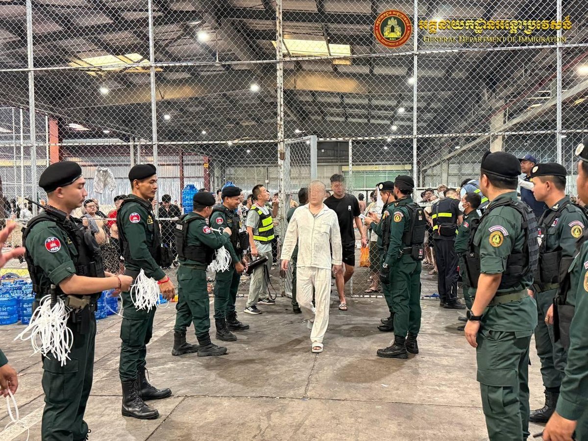柬埔寨遣返329名涉电诈中国籍人员 包机离境