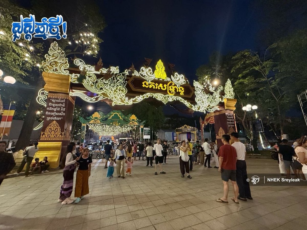国内外游客对塔山寺的马年雕塑表现出浓厚兴趣