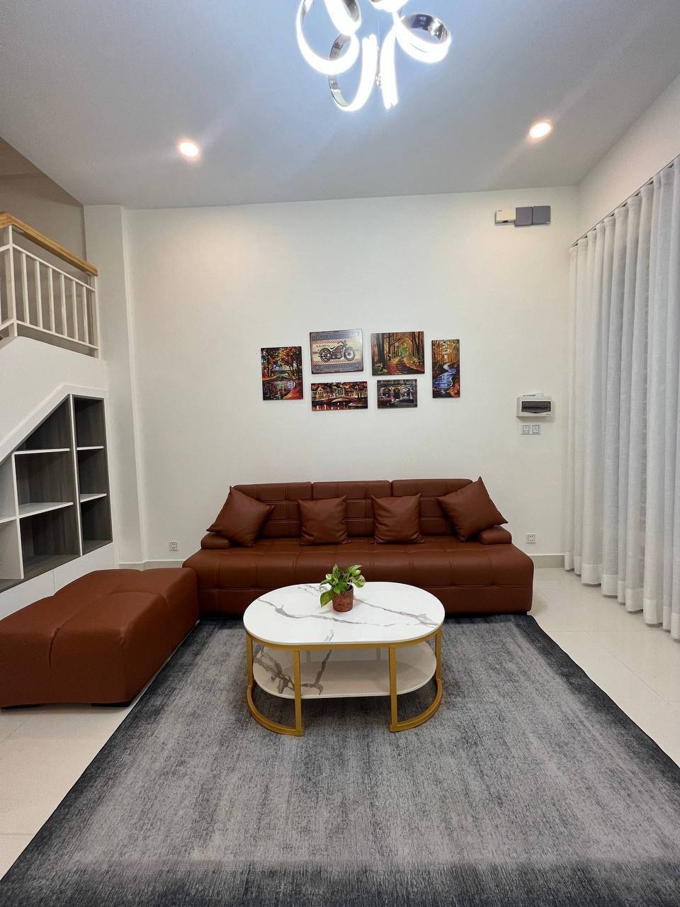 位于金边一号公路炳发城小区,现有一套排屋店铺招租