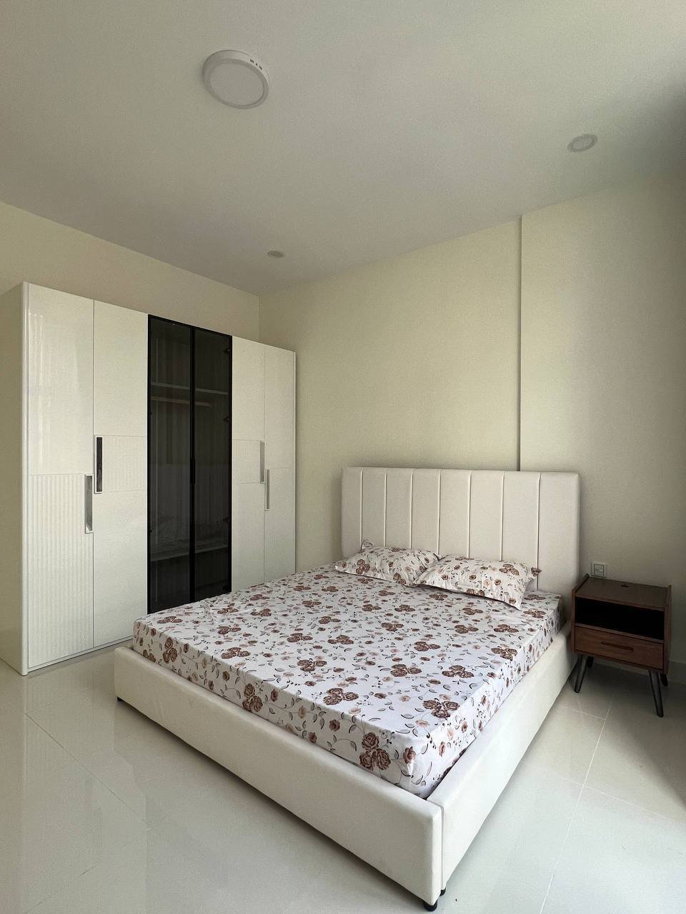 位于金边一号公路炳发城小区,现有一套排屋店铺招租