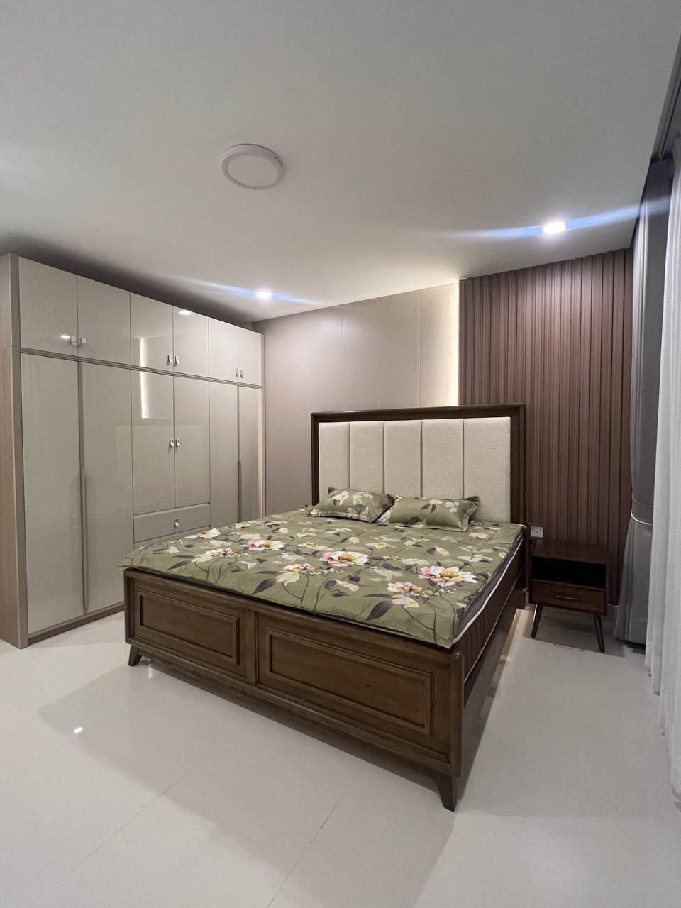 位于金边一号公路炳发城小区,现有一套排屋店铺招租
