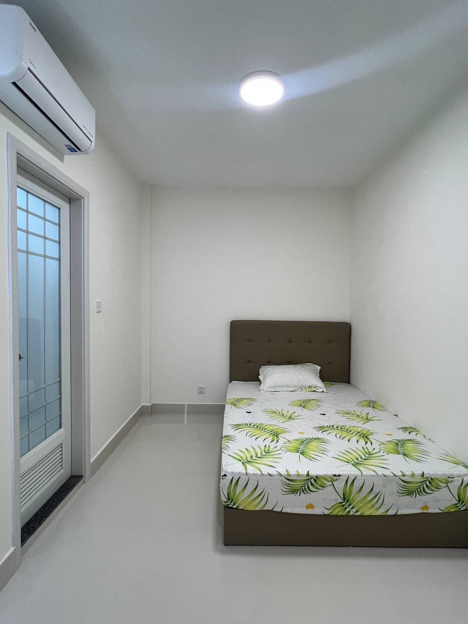 位于金边一号公路炳发城小区,现有一套排屋店铺招租