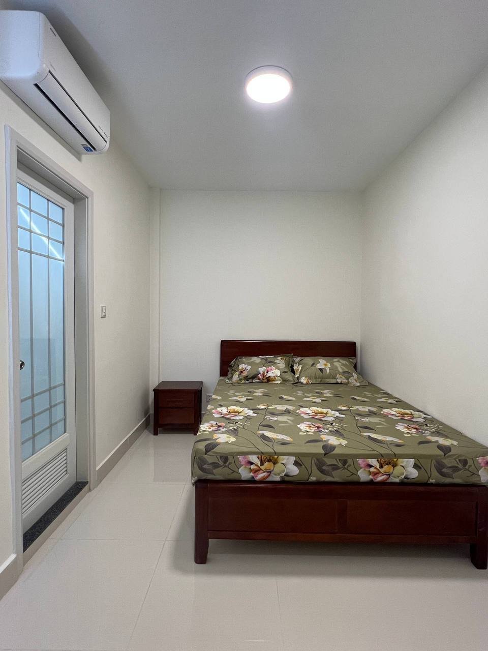 位于金边一号公路炳发城小区,现有一套排屋店铺招租
