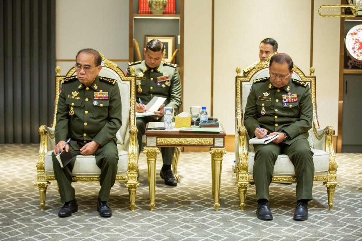柬埔寨副首相兼国防大臣狄西哈会见中国外交部亚洲事务特使邓锡军