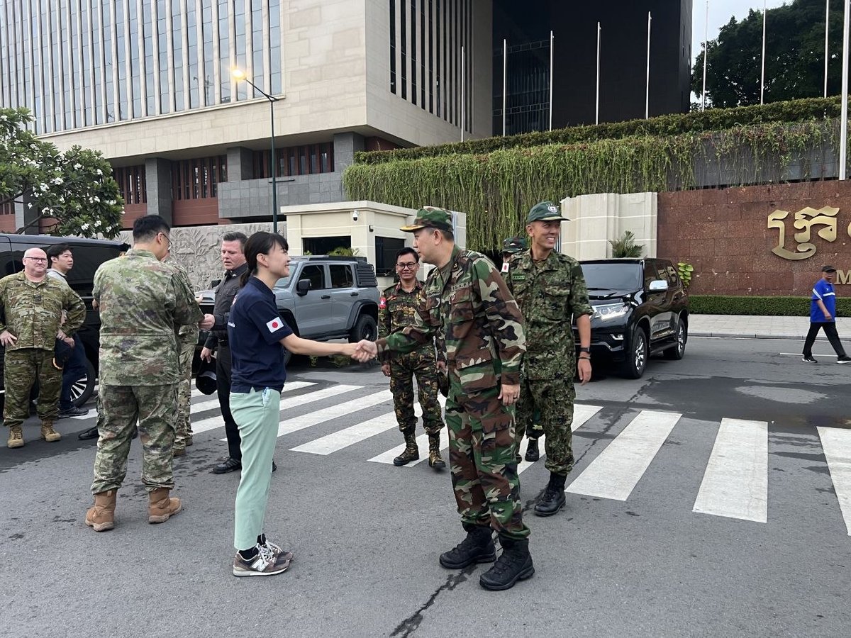 柬埔寨国防部组织外国武官团赴柬泰边境考察 重申和平解决争端立场