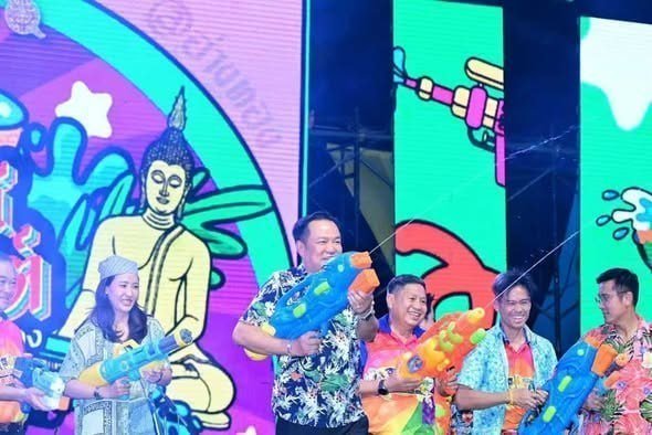 泰国总理阿努廷出席宋干节活动,与民众亲民互动