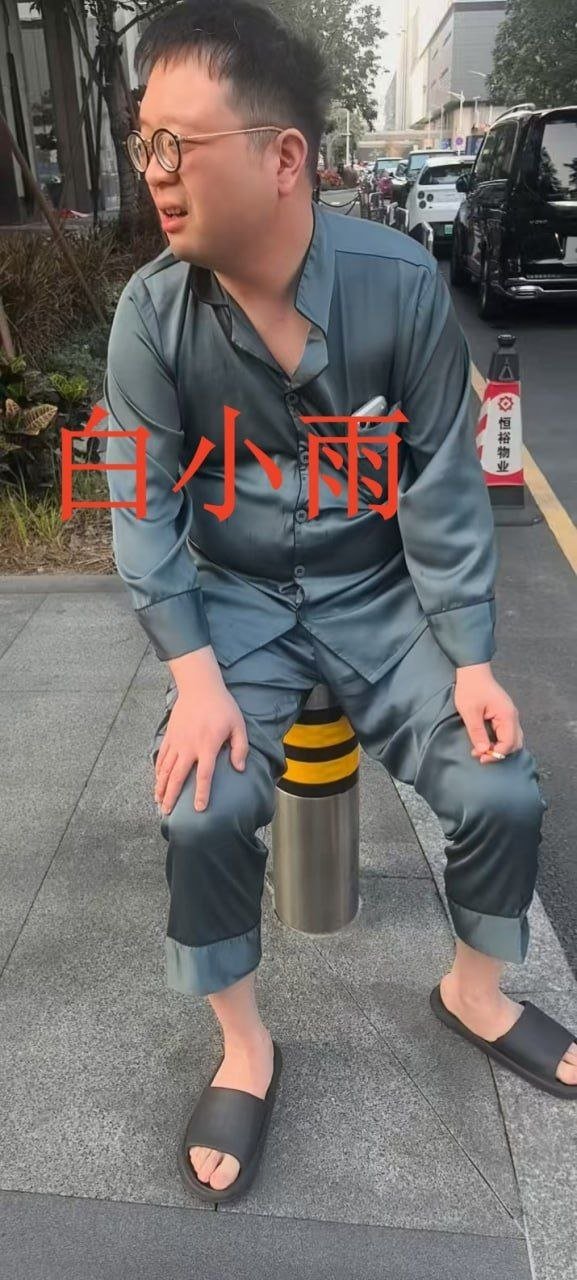 关于悬赏抓捕在逃诈骗嫌疑人白小雨、郑卓的通告