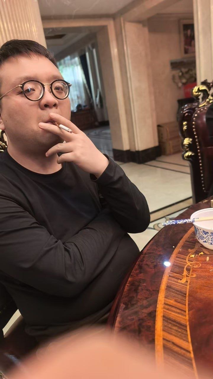 关于悬赏抓捕在逃诈骗嫌疑人白小雨、郑卓的通告