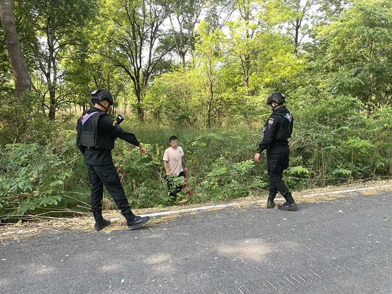 中国男子持枪非法入境泰国被捕,自述曾遭柬埔寨电诈园区囚禁虐待