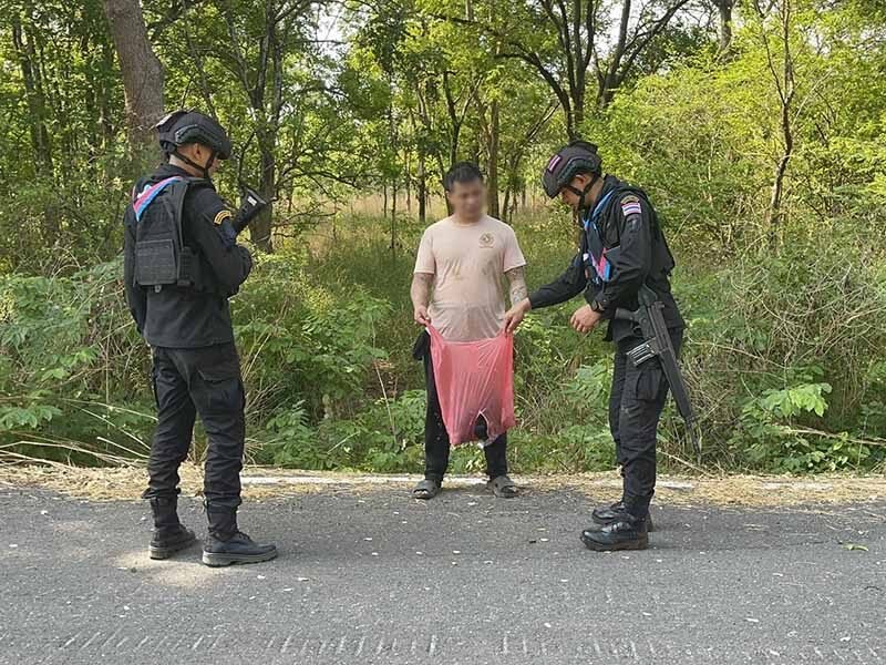 中国男子持枪非法入境泰国被捕,自述曾遭柬埔寨电诈园区囚禁虐待