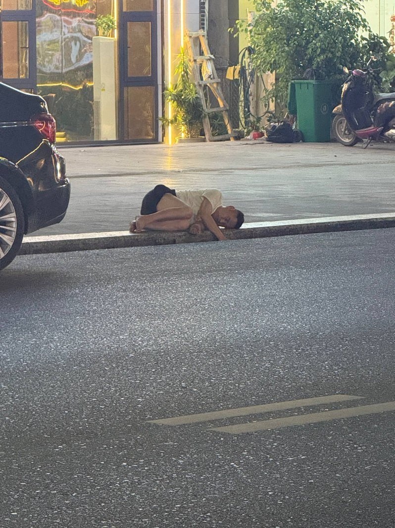 西港双狮附近发现一名疑似吸毒男子倒地