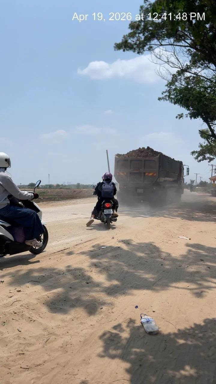 阿雷克萨特市重型卡车违规运输土方引发质疑