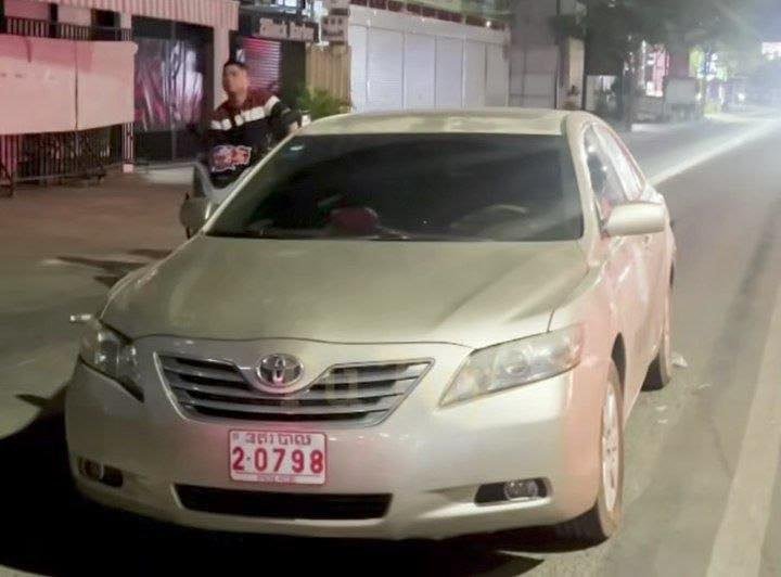 金边发生交通事故,车主因对方车辆挂警牌引发纠纷