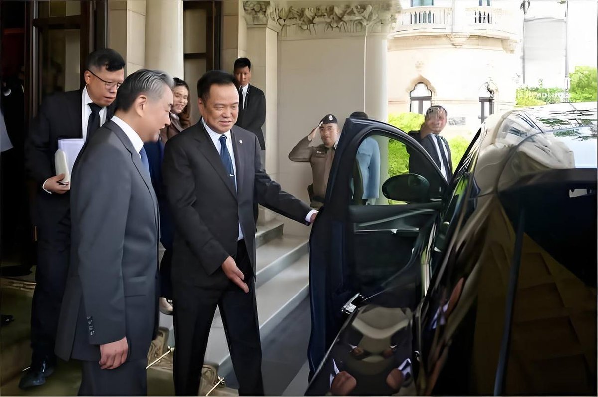 中国外长王毅访问泰国,双方同意将两国关系提升至更高水平,并重点加强执法安全协作