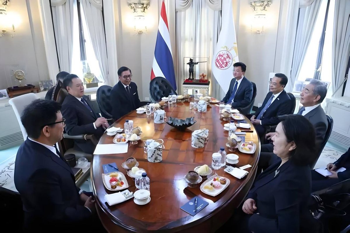 中国外长王毅访问泰国,双方同意将两国关系提升至更高水平,并重点加强执法安全协作