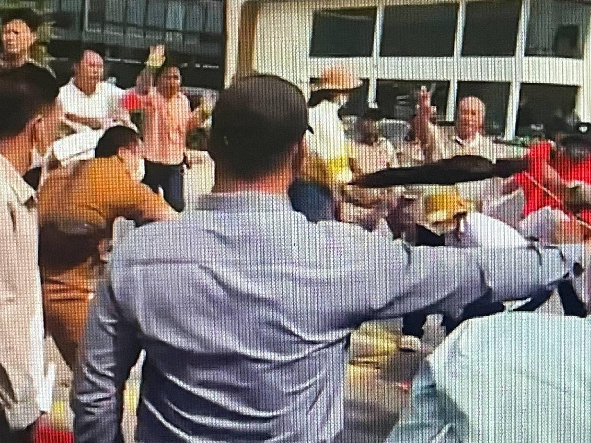 金边警方拘捕一名组织抗议并封堵国家银行道路男子