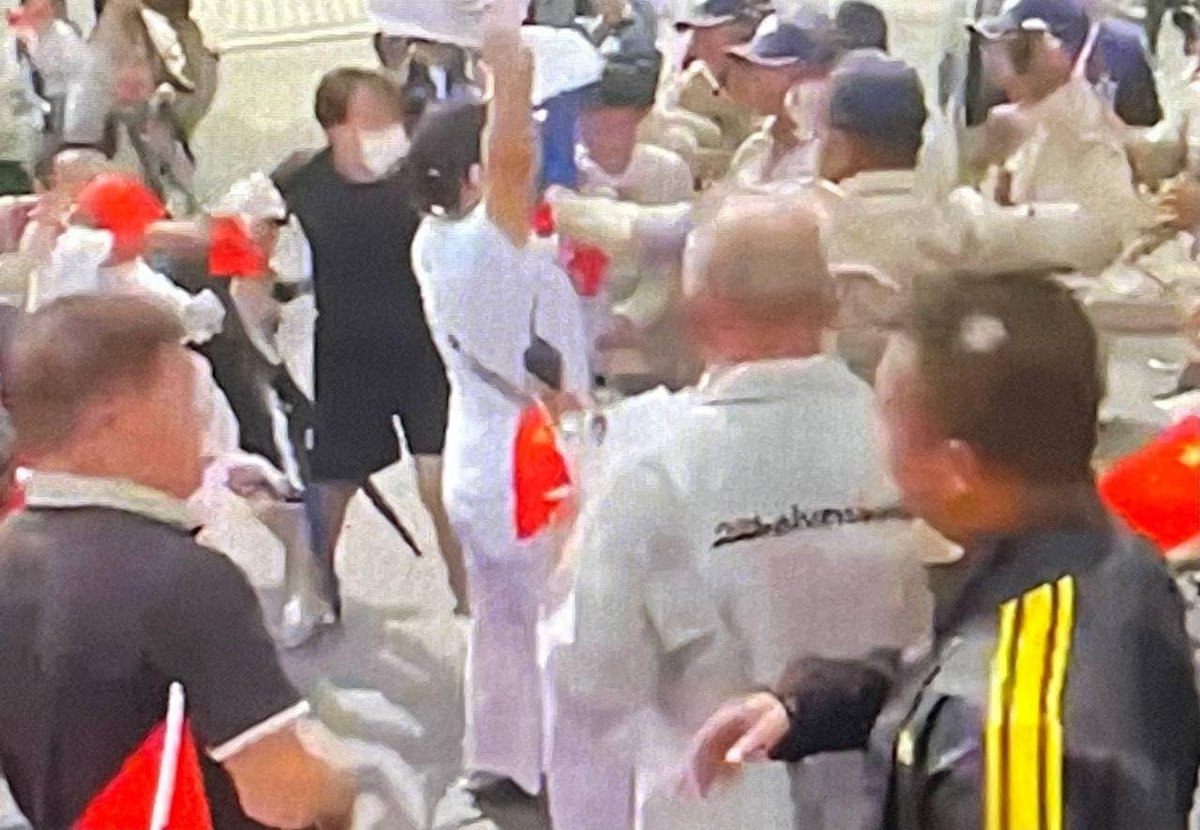 金边警方拘捕一名组织抗议并封堵国家银行道路男子