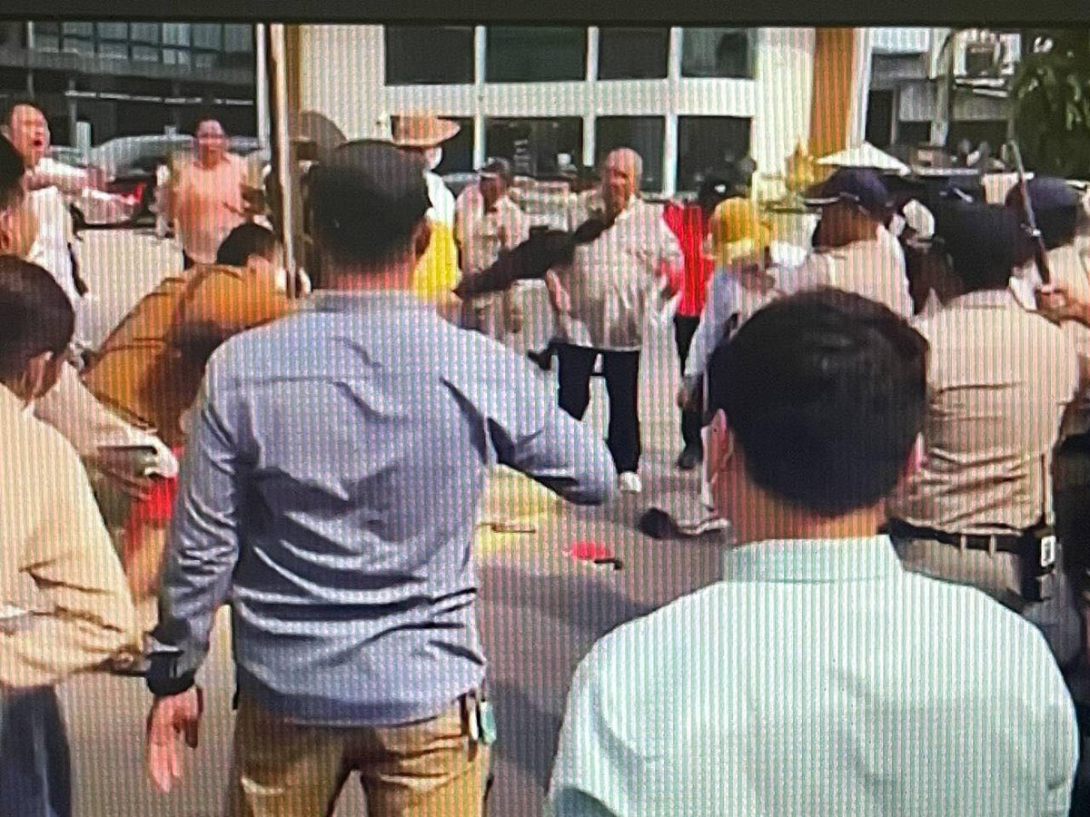 金边警方拘捕一名组织抗议并封堵国家银行道路男子