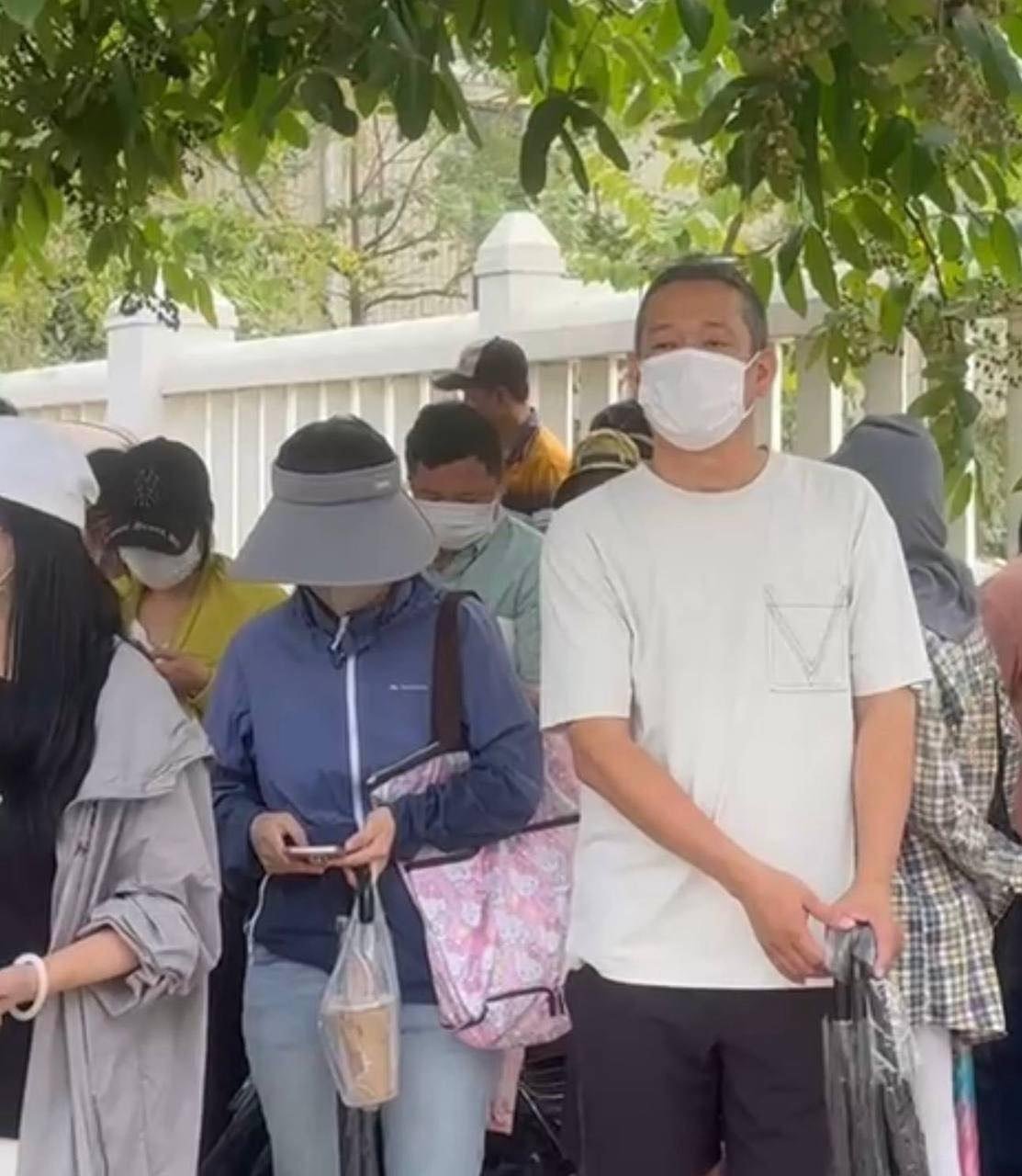 金边警方拘捕一名组织抗议并封堵国家银行道路男子