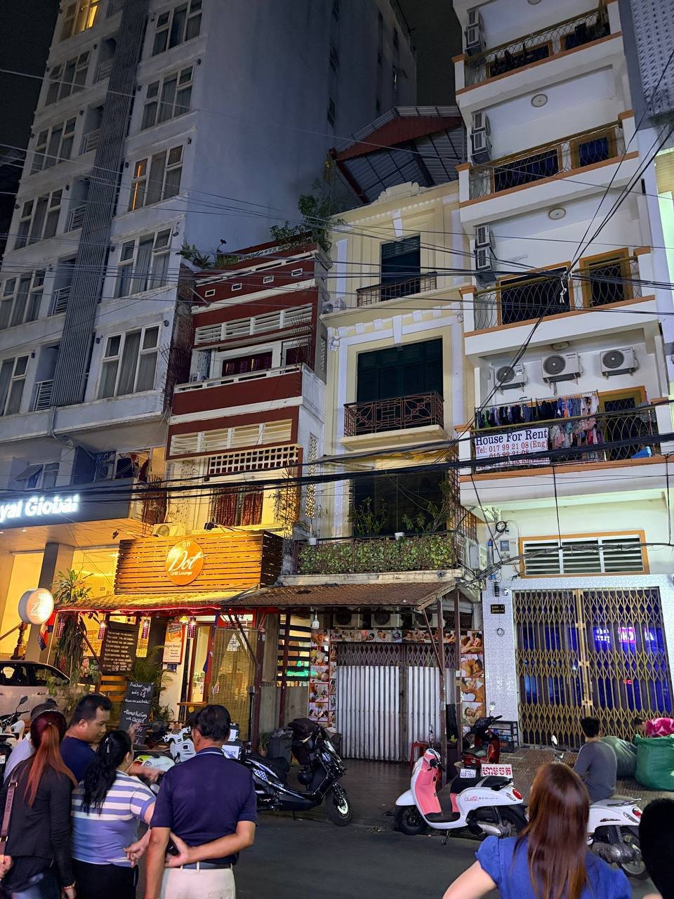 金边皇家环球大厦发生坠楼事件 宪兵封锁现场排查