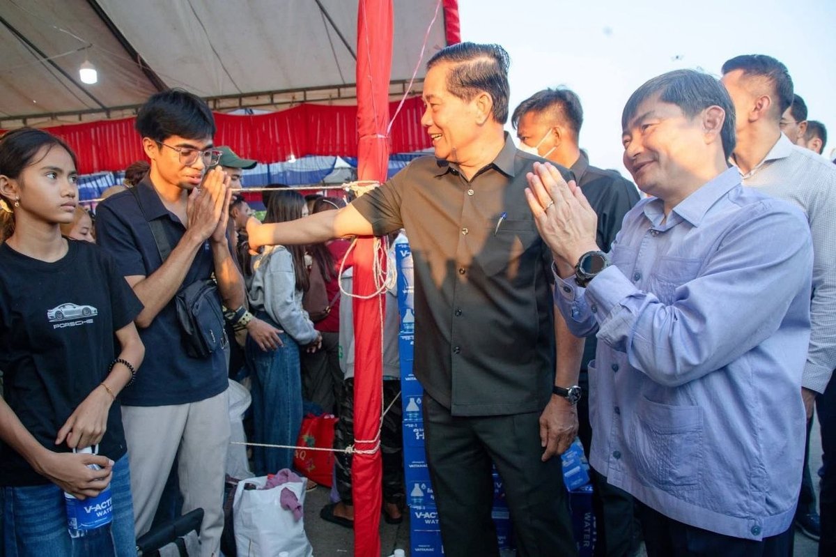 柬埔寨官员欢送民众返乡过节