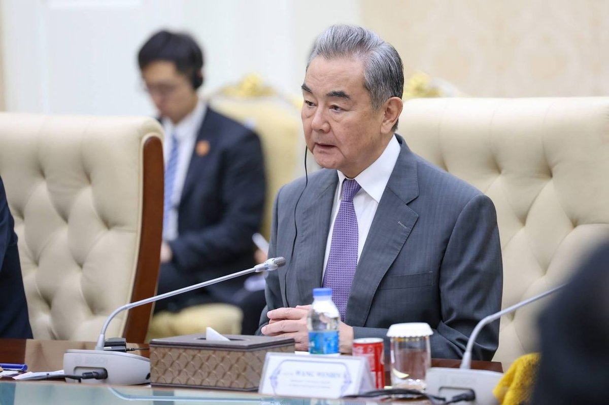 洪玛奈首相在金边会见中国外交部长王毅与国防部长董军