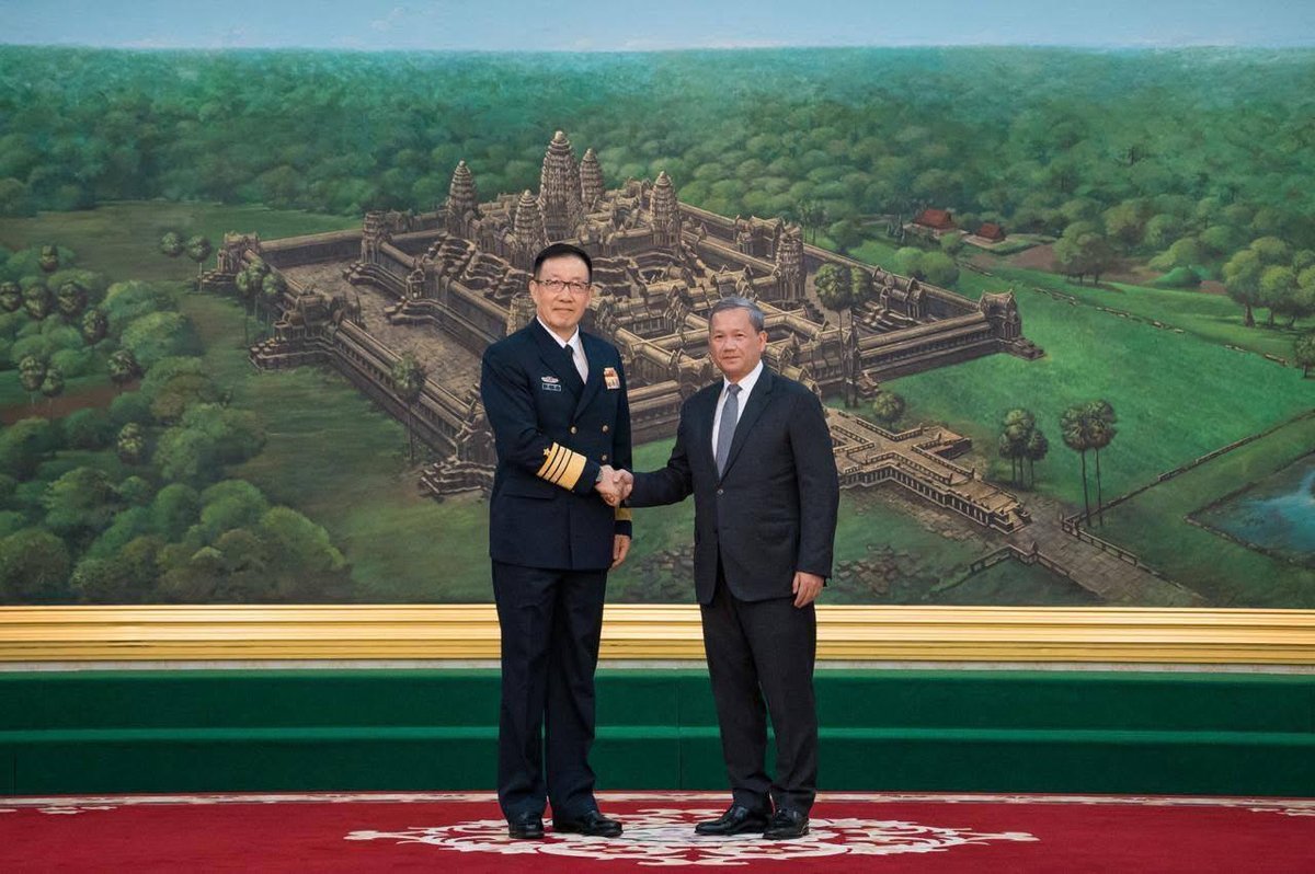 洪玛奈首相在金边会见中国外交部长王毅与国防部长董军