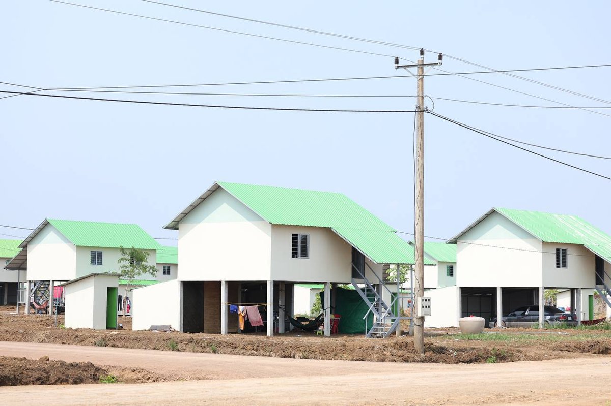 官金视察班迭棉吉省受风灾影响的民众住所