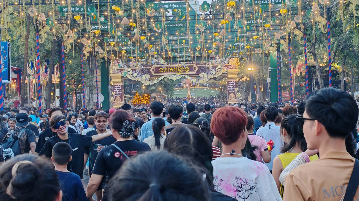 金边民众欢度柬埔寨新年“瓦拉升萨”日