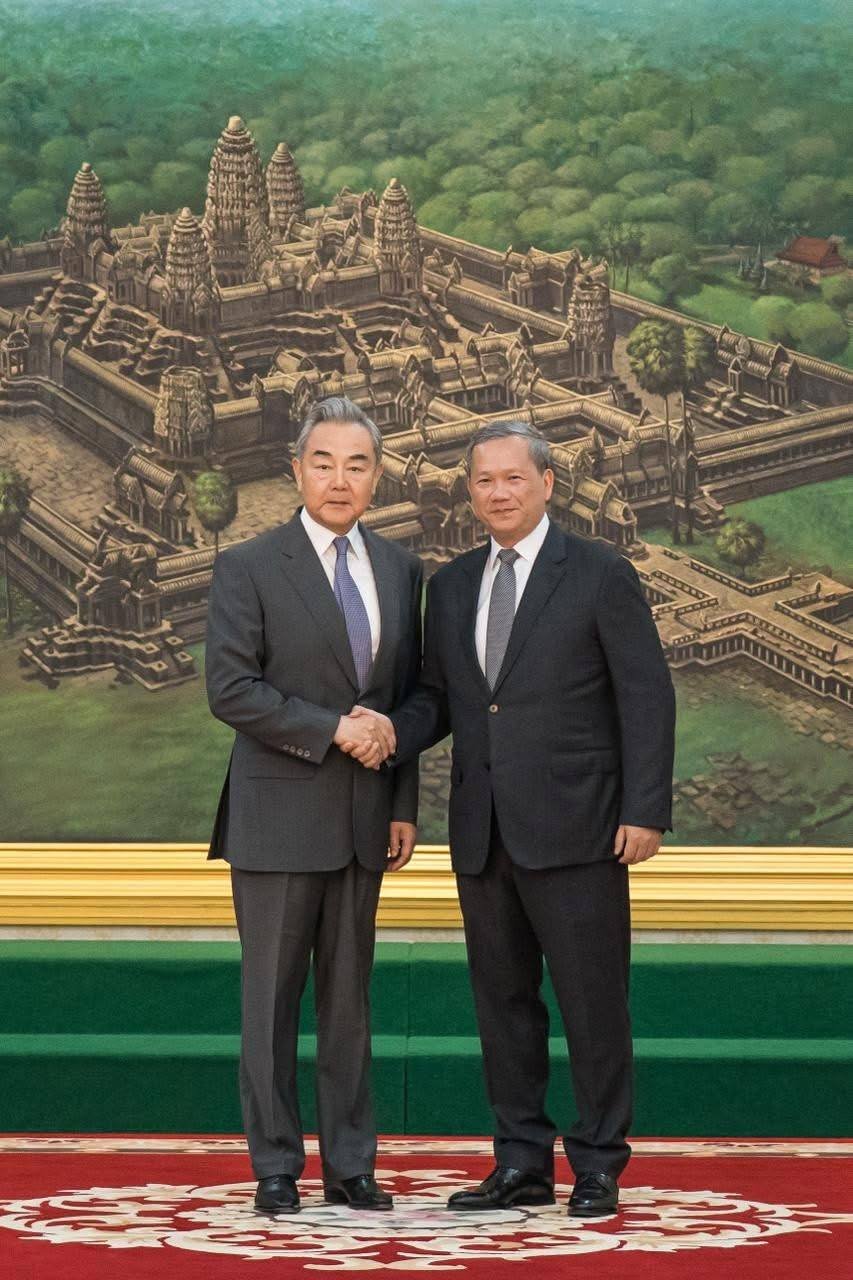洪玛奈欢迎中国外交部长王毅及国防部长董军出席柬中“2+2”战略对话